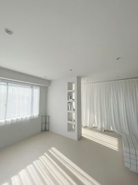 カーテンを閉めることで日差しを柔らかく取り入れられます - SomStudio Shibuyaの室内の写真