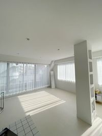 カーテンを閉めることで日差しを柔らかく取り入れられます - SomStudio Shibuyaの室内の写真