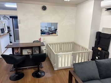 カウンターテーブルとキッズスペース - 世界で3001番目に美味しいたこ焼き屋アイピー 芝生の敷いてある落ち着いた完全個室スペースの室内の写真