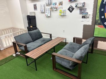 4人掛けソファ席 - 世界で3001番目に美味しいたこ焼き屋アイピー 芝生の敷いてある落ち着いた完全個室スペースの室内の写真