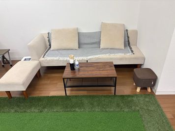 3人掛けソファ席 - 世界で3001番目に美味しいたこ焼き屋アイピー 芝生の敷いてある落ち着いた完全個室スペースの室内の写真