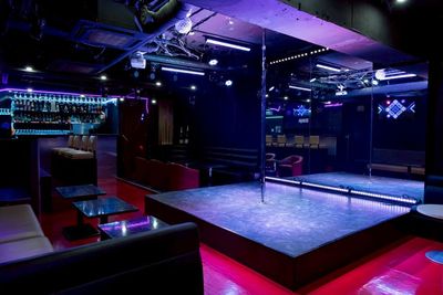 ステージ（ポールは取り外し可能です。スクリーン取り付け可能なのでPCの画像など投影できます。） - JetGクラブ＆バー赤坂 レンタルスペースの設備の写真