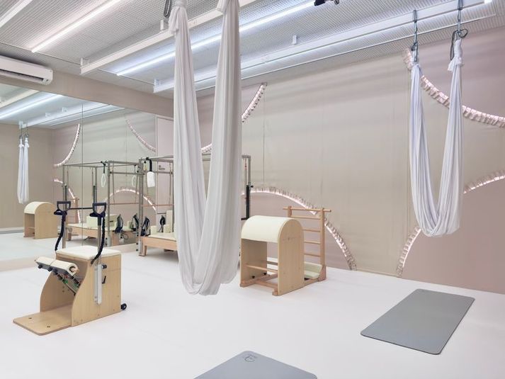 天井高3m二面壁鏡のレンタルマシンピラティススタジオ - 高田馬場 マシンピラティスエアリアルヨガダンススタジオ