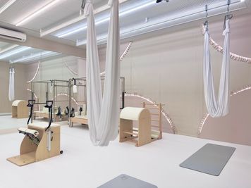 高田馬場 マシンピラティスエアリアルヨガダンススタジオ 天井高3m二面壁鏡のレンタルマシンピラティススタジオの室内の写真