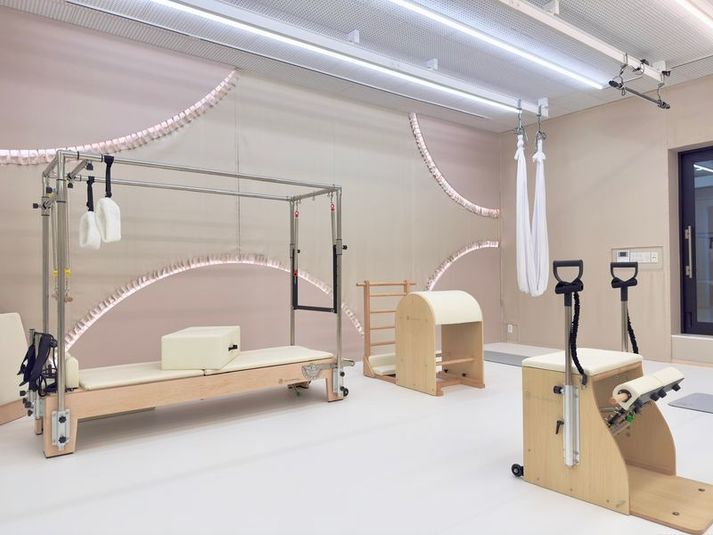 高田馬場 マシンピラティスエアリアルヨガダンススタジオ 天井高3m二面壁鏡のレンタルマシンピラティススタジオの室内の写真