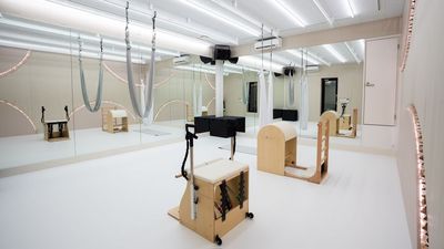 高田馬場 マシンピラティスエアリアルヨガダンススタジオ 天井高3m二面壁鏡のレンタルマシンピラティススタジオの室内の写真