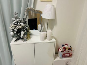 12月限定でクリスマスの飾り付けをしています🌲 - Restfull / OSAKA 日本橋の室内の写真