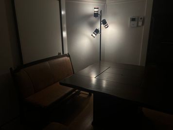 暗くして間接照明のみにすると大人な雰囲気になります。 - ゆめみ堂｜神戸の一軒家レンタルスペース＆シェアキッチンの室内の写真