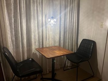 1階北側のテーブルとイス - ゆめみ堂｜神戸の一軒家レンタルスペース＆シェアキッチンの室内の写真