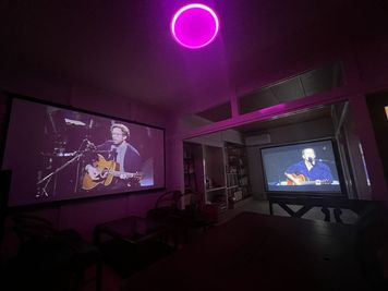 ポップインアラジンの為のプロジェクターが常設と、引き出し式のプロジェクターと二つあります。 - ゆめみ堂｜神戸の一軒家レンタルスペース＆シェアキッチンの設備の写真