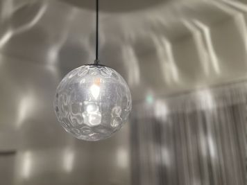 洗面所のペンダント
照明はこだわっています - ゆめみ堂｜神戸の一軒家レンタルスペース＆シェアキッチンの室内の写真