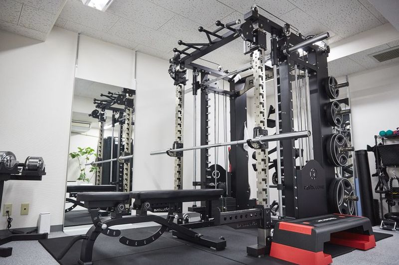 オールインワンマシン一台 - パーソナルトレーニングジムジェネズフィット中目黒店 レンタルジムの室内の写真