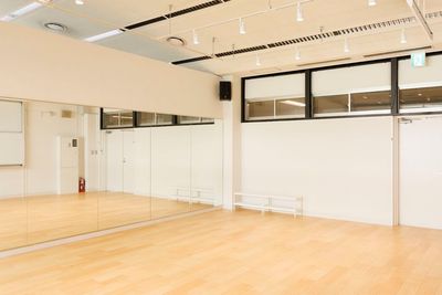 複合施設HOME/WORK VILLAGE内にあります。壁一面が鏡になった48.2㎡のフローリングスタジオです。 - neighbors sports club