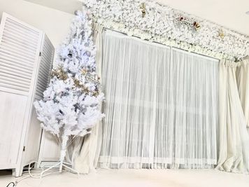 2メートルのクリスマスツリー（電飾付き）とクリスマス飾り付け - 撮影スタジオ「リンゴバケーション 四谷三丁目」 四谷三丁目駅前◎自然光おしゃれ撮影スタジオ＆パーティ通称リンバケの室内の写真