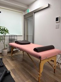 施術ベット - リライフ 手ぶらで使えるレンタルジムの設備の写真