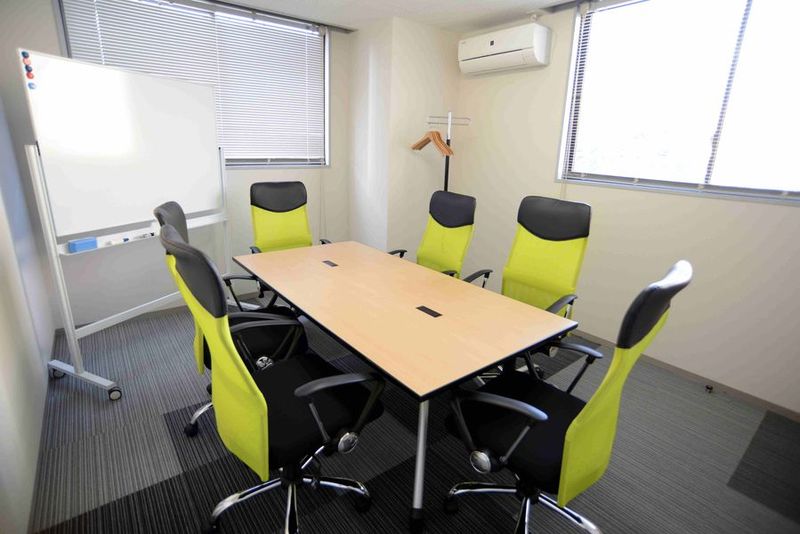 6名掛け。小型のﾎﾜｲﾄﾎﾞｰﾄﾞ完備。 - 広島YMCA国際文化センター 貸会議室ミーティングルームの室内の写真