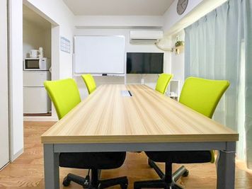 モニター、ホワイトボードも無料でお使いいただけます。 - Auryk船橋｜駅徒歩5分・広い・安い・綺麗な会議室/多用途室の室内の写真