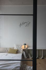 ベッドはオプション対応になるため
ご希望の方は必ず事前申告が必要になります - SESSIONS ビルディング nounou studioの室内の写真