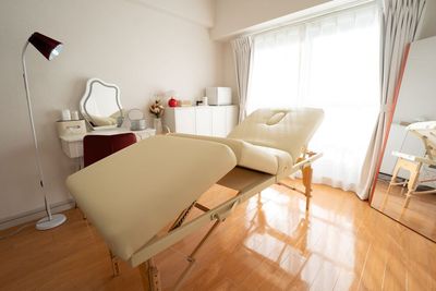施術ベッドはリクライニング可能です - レンタルサロン ゆかい上前津 レンタルサロン　ゆかい上前津の設備の写真