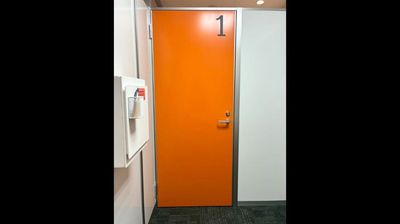 1番と書かれたドアのお部屋をご利用ください。中から施錠もできるので、利用中も安心して過ごせます。 - 西新宿ライズオフィス3rd 西新宿ライズオフィス3rd　一人用個室【No.1】の入口の写真
