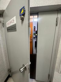 ドアはセキュリティ上、二重扉になっております。 - 青山ライズオフィス 青山ライズオフィス会議室【No.9】の室内の写真