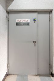 ビル２Fの「ライズオフィス」のロゴが記載されたドアからお入りください。 - 青山ライズオフィス 青山ライズオフィス会議室【No.9】の入口の写真