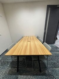 6人掛けのテーブルがございます。 - エコリビル イオン正面の駐車場付！タッチパネルモニター付き6人収容会議室の室内の写真