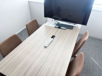 大きなモニターも◎自由にご活用ください。 - NBFプラチナタワー  白金高輪駅直結｜WEB面接・会議に最適｜Wi-Fi・モニター　Cの室内の写真