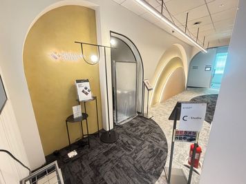 似たエリアが多いですが、該当会議室はC-studio内にございます。 - NBFプラチナタワー  白金高輪駅直結｜WEB面接・会議に最適｜Wi-Fi・モニター　Cの入口の写真