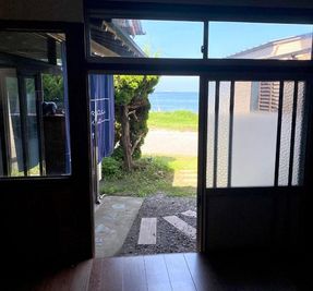 原岡桟橋まで1分、砂浜まで10秒の立地 - ハラオカハウス 砂浜まで10秒  海と桟橋が一望できる  南房総ハラオカハウスの室内の写真