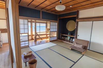 部屋の中から一海を一望することができます - ハラオカハウス 砂浜まで10秒  海と桟橋が一望できる  南房総ハラオカハウスの室内の写真