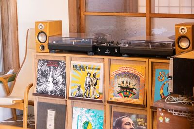 本とレコードを準備しました - ハラオカハウス 砂浜まで10秒  海と桟橋が一望できる  南房総ハラオカハウスの室内の写真