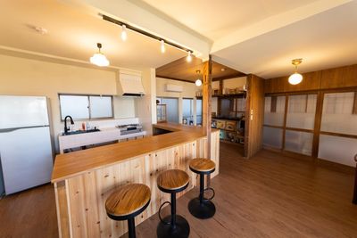 カウンターを囲いながら食事ができます - ハラオカハウス 砂浜まで10秒  海と桟橋が一望できる  南房総ハラオカハウスの室内の写真