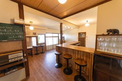 カウンターは8名座席です - ハラオカハウス 砂浜まで10秒  海と桟橋が一望できる  南房総ハラオカハウスの室内の写真