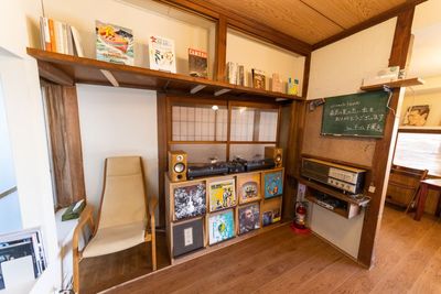 選書家により選ばれた100冊の本でお出迎えします。 - ハラオカハウス 砂浜まで10秒  海と桟橋が一望できる  南房総ハラオカハウスの室内の写真
