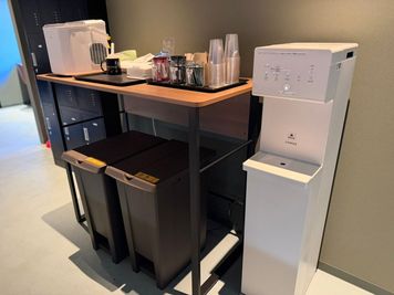 冷水・常温水・温水のウォーターサーバーの設置がございます。
※会議室利用のお客様は別途で料金発生します。 - BasisPoint 八王子店 【8名会議室RoomB】八王子エリアの設備の写真