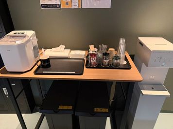 ドリンクバーの設置がございます。
※会議室利用のお客様は別途で料金発生します。 - BasisPoint 八王子店 【8名会議室RoomB】八王子エリアの設備の写真
