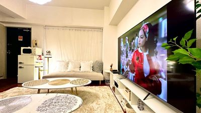 特大65型スマートテレビ（地デジ＋高速インターネット） - ロージア心斎橋 ロージア心斎橋🌹（角部屋/24h/地デジ&高速Wi-Fi）の室内の写真