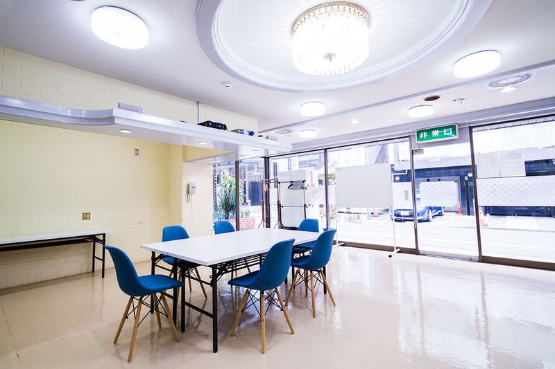 全面ガラス張りの明るい空間です。
自然光が入りますので、撮影に最適です（ロールスクリーンを下ろせば、外からのプライバシーは保たれます） - ホテルたてしな　会議室 たてしな会議室の室内の写真