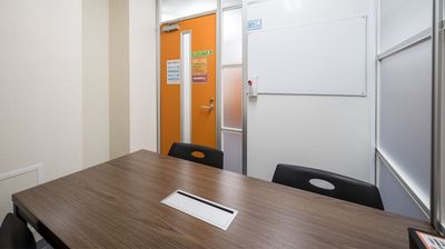 少人数での会議、打ち合わせ、レッスンなどにおススメです。 - 麹町半蔵門ライズオフィス 麹町半蔵門ライズオフィス会議室の室内の写真