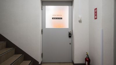 エレベーターを３Fで降りて、すぐ右手に入口があります。 - 麹町半蔵門ライズオフィス 麹町半蔵門ライズオフィス会議室の入口の写真