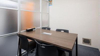 レンタルオフィスに併設された簡易スペースになります。 - 麹町半蔵門ライズオフィス 麹町半蔵門ライズオフィス会議室の室内の写真