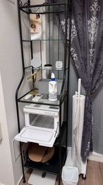 スピーカー、延長コード、卓上鏡、ホットウォーマー、体組成計、ベッドシーツ、エステチェア、ゴミ箱、フェイス枕類などは分かりやすく１箇所にまとめてます。 - レンタルサロン hito-toki 中津 【レンタルサロン】hito-toki 中津 A-roomの室内の写真