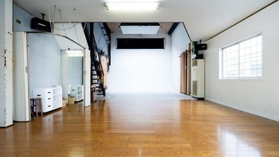 フローリングから白ホリへ続く広いスペース。全身鏡付き着替えスペースも有り。 - スタジオキリン スタジオキリン Whiteスタジオの室内の写真