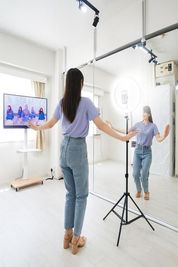 スタジオ利用イメージ（AI合成） - レンタルスタジオ　PALETTE名古屋店 🚶名駅徒歩5分🚶レンタルスタジオ　PALETTE名古屋店の室内の写真