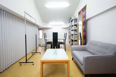 スタジオ入口の階段を上った2Fにあるスペース。
6人掛けの机、2人掛けのソファとテーブルがあります。
食事や着替え、打ち合わせなどにも対応。 - スタジオキリン スタジオキリン Whiteスタジオの設備の写真