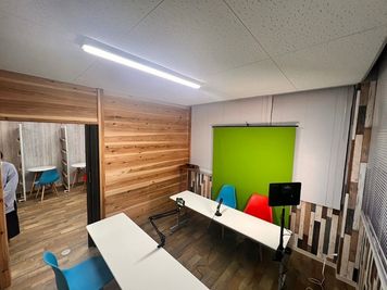 RED・マイク・スマホ撮影スタンド等動画配信に必要な機材あり。 - 【徒歩1分 駅前ビル】レンタルスペース オレンジワーク緑地公園店 【改装OPEN】オレンジワーク緑地公園「撮影スタジオ」の室内の写真