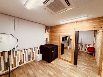 動画スタジオB・写真スタジオCの２室を占有利用できます。 - 【徒歩1分 駅前ビル】レンタルスペース オレンジワーク緑地公園店 【改装OPEN】オレンジワーク緑地公園「撮影スタジオ」の室内の写真