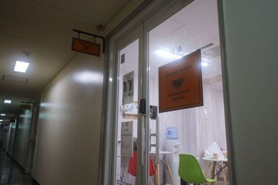 【徒歩1分 駅前ビル】レンタルスペース オレンジワーク緑地公園店 【改装OPEN】オレンジワーク緑地公園「撮影スタジオ」の入口の写真