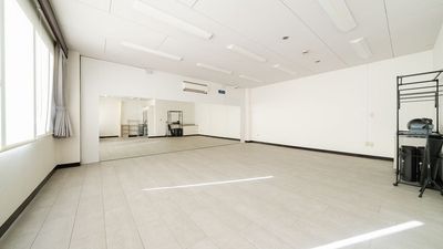 陽当たり良好🌞ロールスクリーン、遮光カーテンで調整も可能 - PALETTEスタジオ 百合ヶ丘の室内の写真